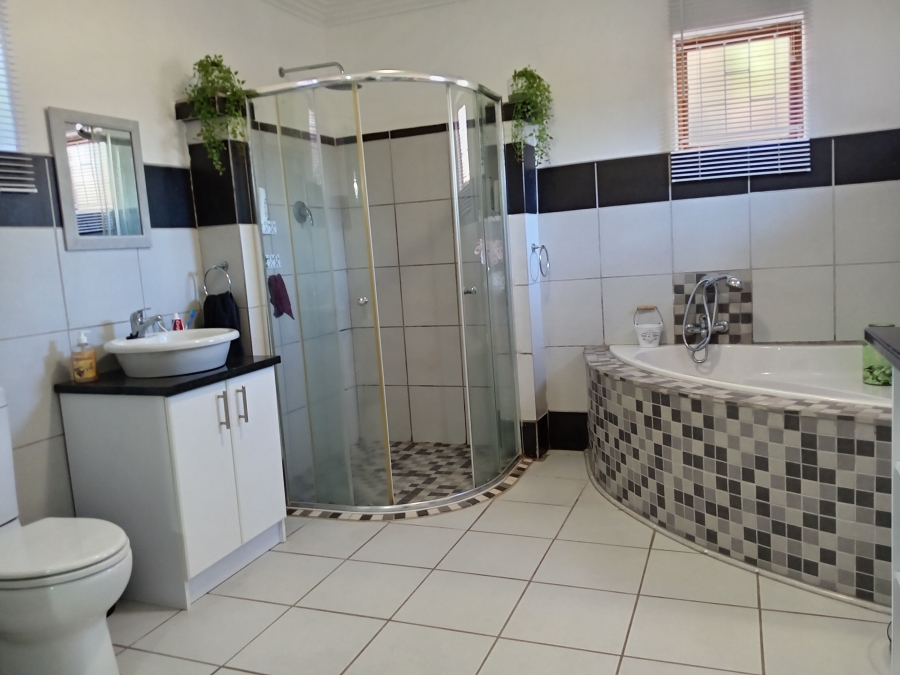 3 Bedroom Property for Sale in Strelitzia Park Eastern Cape
